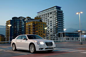 Bilder Chrysler Gebäude Fahrzeugscheinwerfer Weiß 2012 300C automobil Städte