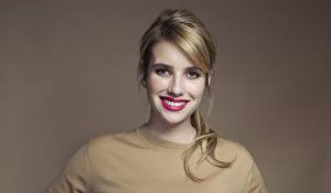 Fonds d'écran Emma Roberts Regard fixé Sourire Dents Visage Lèvres rouges Cheveux Châtain clair Célébrités Filles