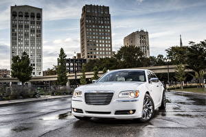 Papel de Parede Desktop Chrysler Farol dianteiro Branco Na frente 2013 300 Motown Edition carro Cidades
