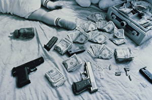 Bakgrundsbilder på skrivbordet Pengar Dollarn Sedlar Pistoler