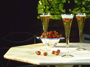 Bakgrundsbilder på skrivbordet Drycker Frukt Jordgubbar Champagne Mat