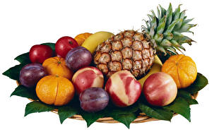 Bureaubladachtergronden Fruit Stilleven Pruimen Ananas Witte achtergrond Voedsel